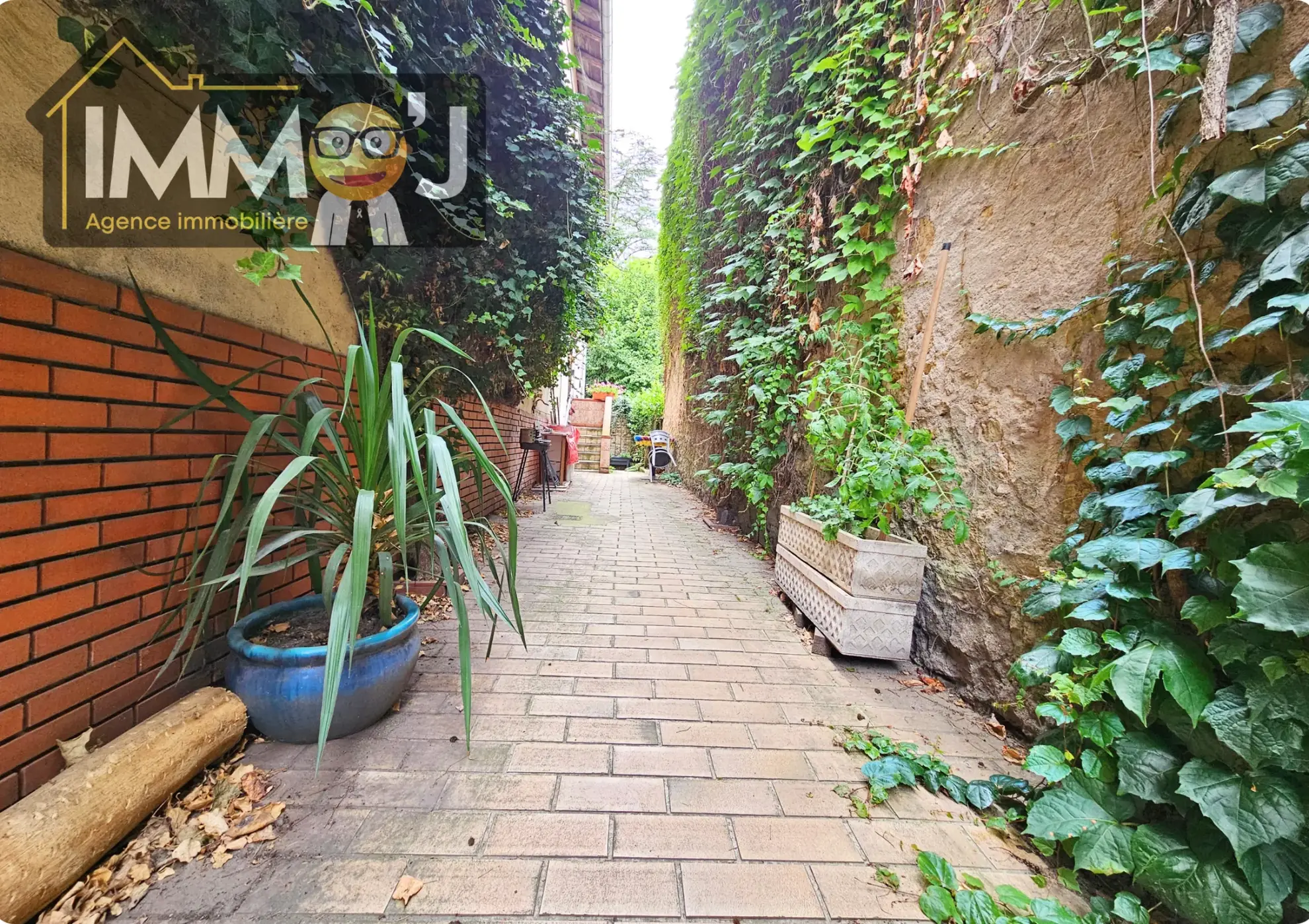 Immeuble à vendre à Neuves-Maisons avec commerce, appartement et garage - Opportunité d'investissement 