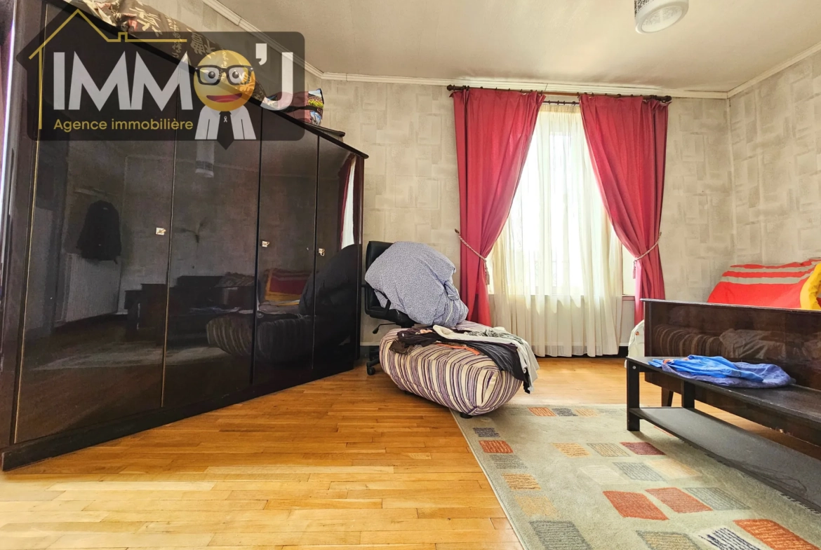 Immeuble à vendre à Neuves-Maisons avec commerce, appartement et garage - Opportunité d'investissement 