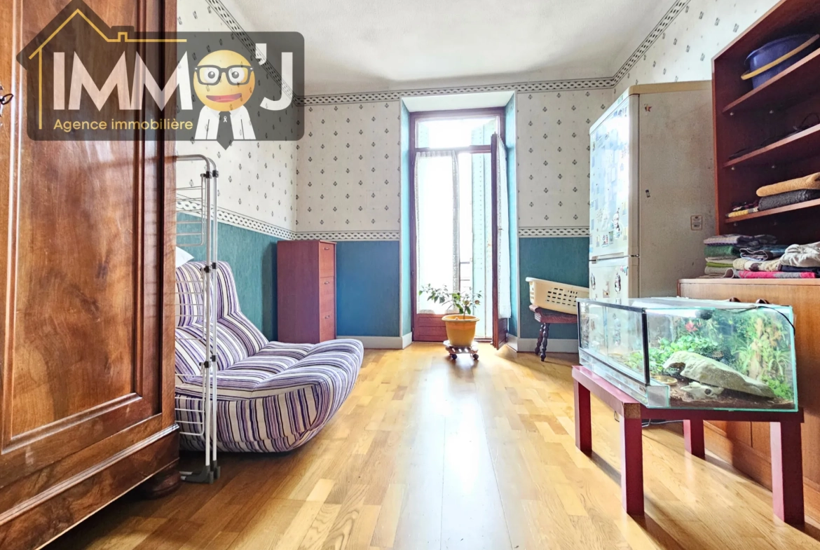 Immeuble à vendre à Neuves-Maisons avec commerce, appartement et garage - Opportunité d'investissement 