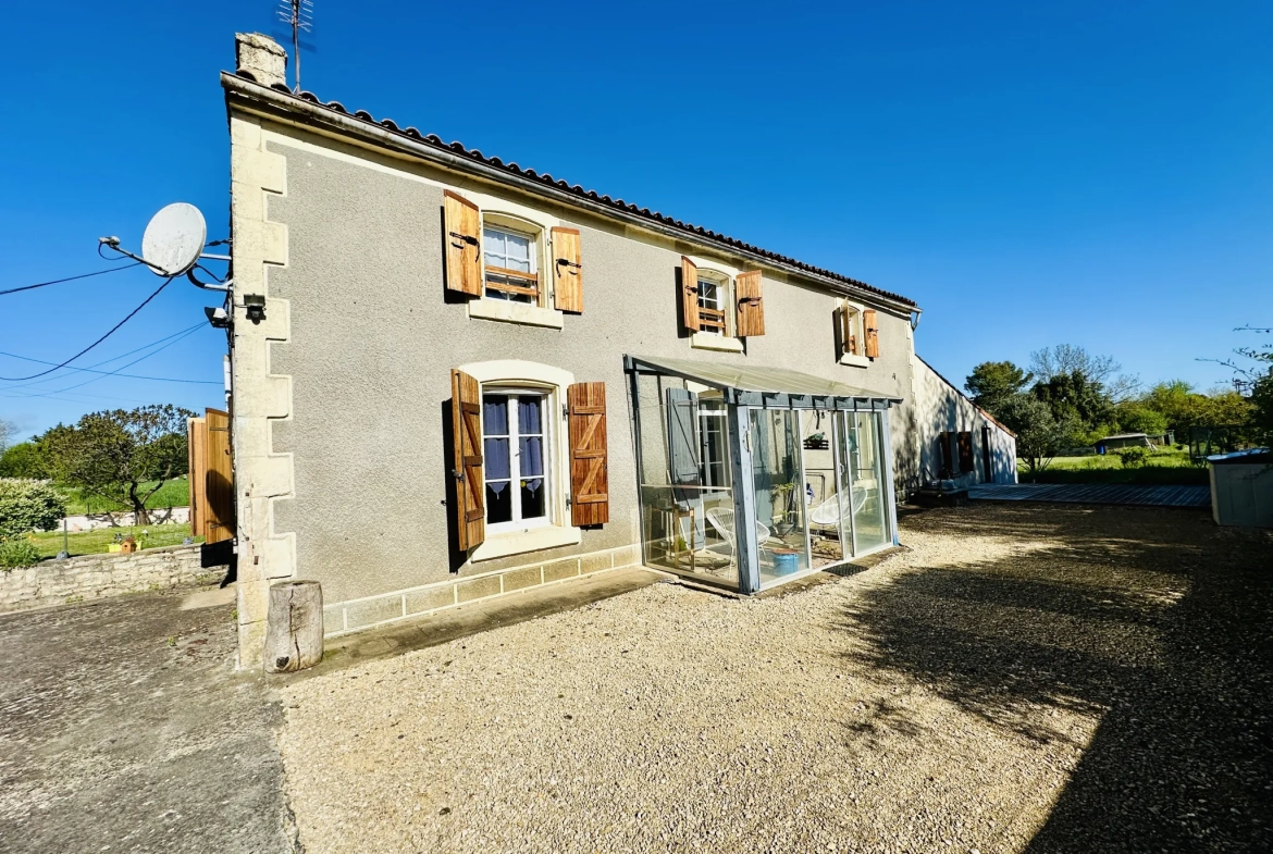 Maison de campagne avec 3 chambres à Voille, environnement calme et dépendances 