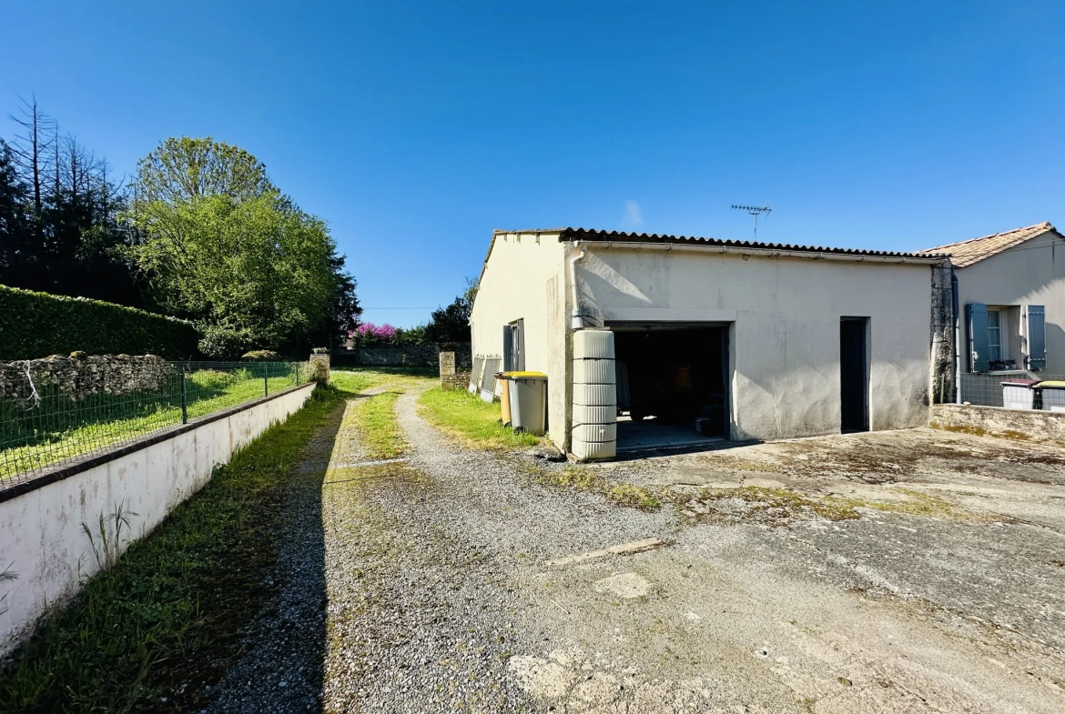 Maison de campagne avec 3 chambres à Voille, environnement calme et dépendances 