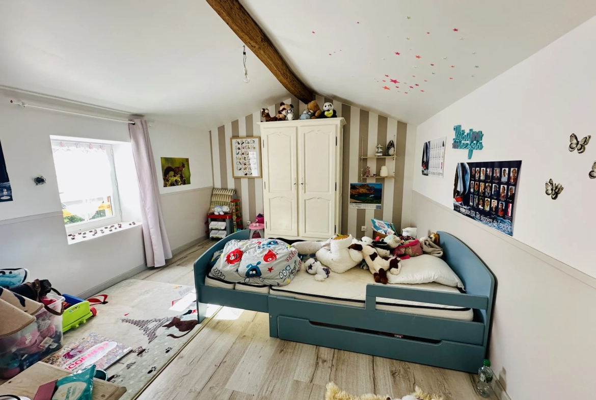 Maison de campagne avec 3 chambres à Voille, environnement calme et dépendances 