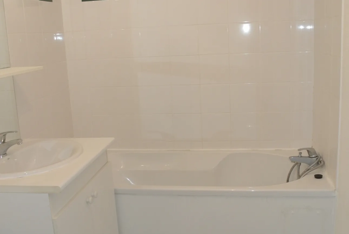 Appartement rez-de-jardin 1 chambre à Marmande avec parking et terrasse 