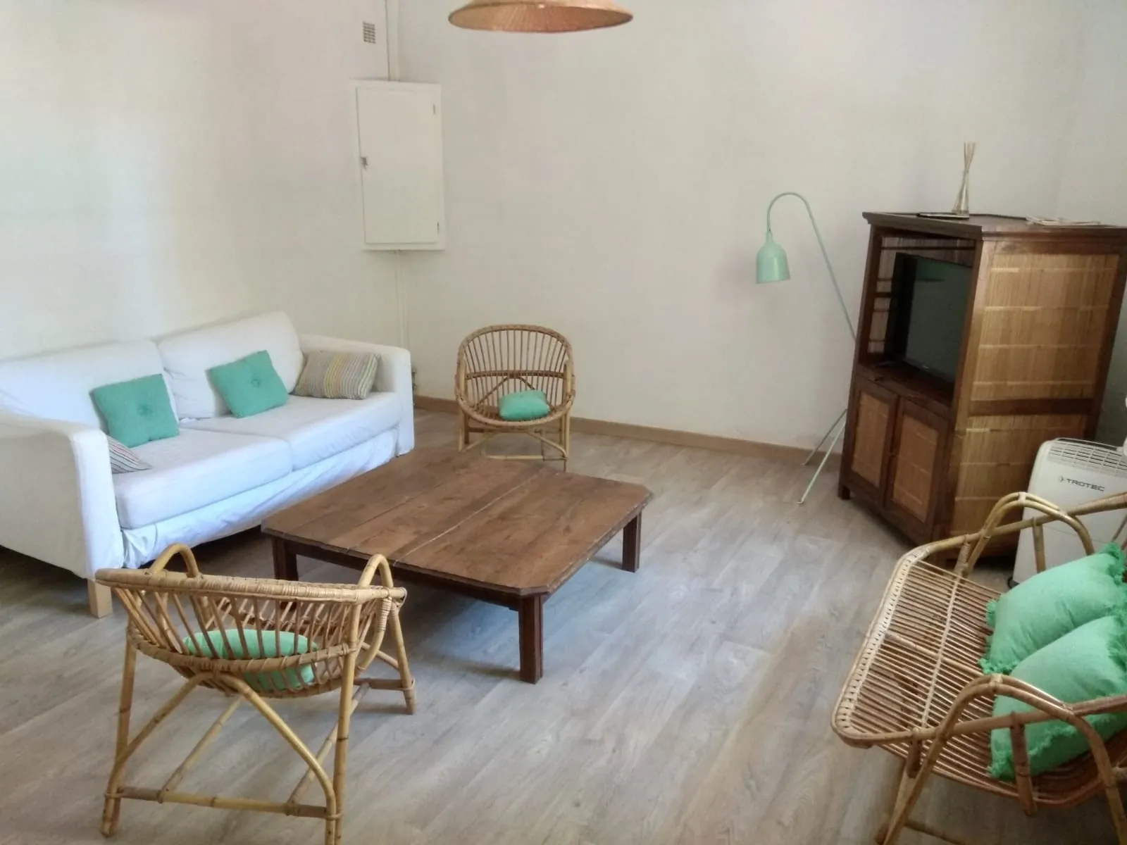 Charmante maison rénovée avec jardin, terrasses et vue dégagée à Montredon des Corbières 