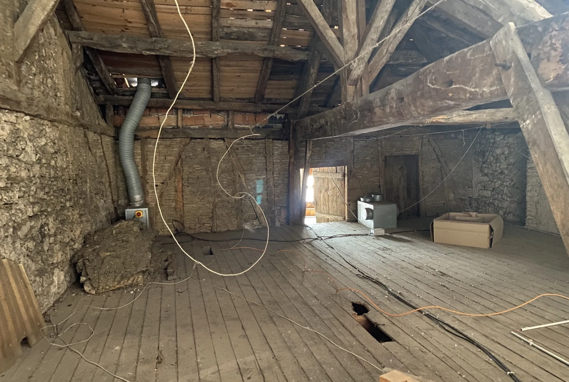 Immeuble de 370 m² à vendre au centre-ville de La Réole 
