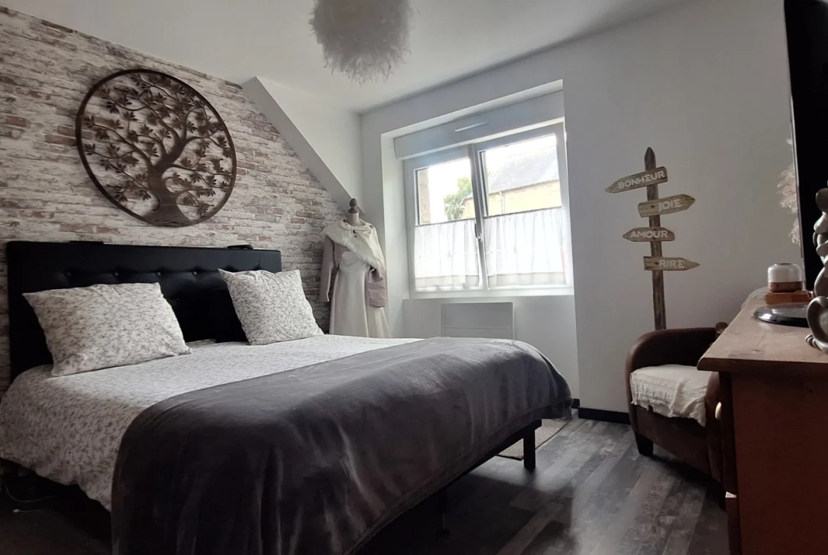 Maison rénovée en plein bourg de Coëtmieux avec jardin et 3 chambres 