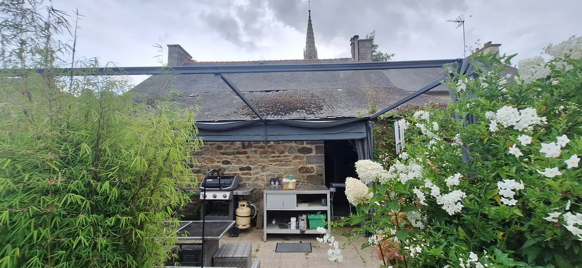 Maison rénovée en plein bourg de Coëtmieux avec jardin et 3 chambres 