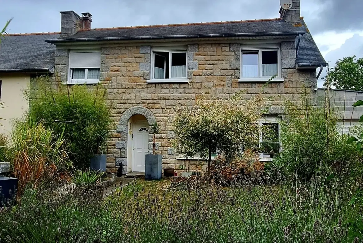 Maison rénovée en plein bourg de Coëtmieux avec jardin et 3 chambres 