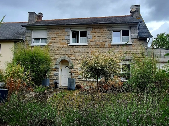 Maison rénovée en plein bourg de Coëtmieux avec jardin et 3 chambres