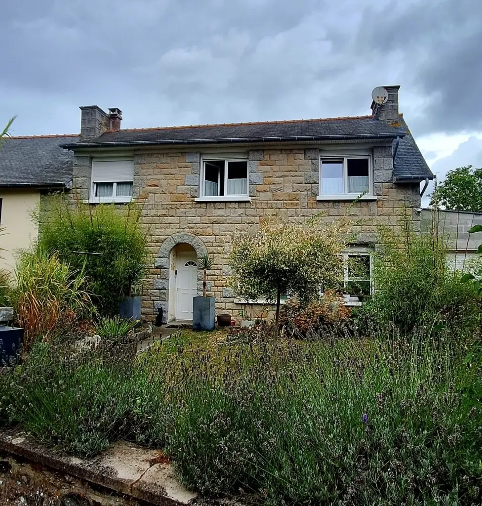 Maison rénovée en plein bourg de Coëtmieux avec jardin et 3 chambres