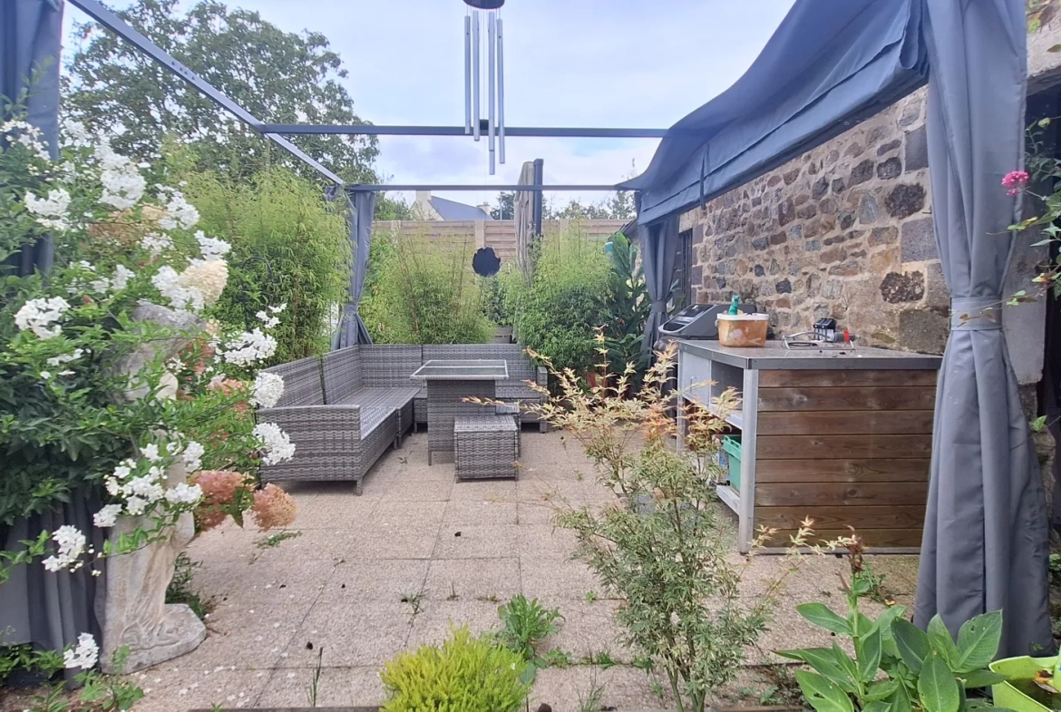 Maison rénovée en plein bourg de Coëtmieux avec jardin et 3 chambres 