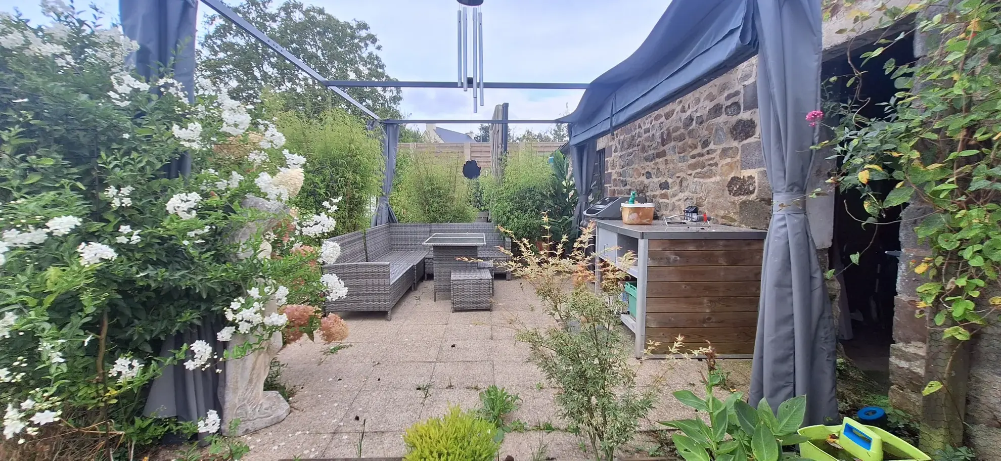 Maison rénovée en plein bourg de Coëtmieux avec jardin et 3 chambres 
