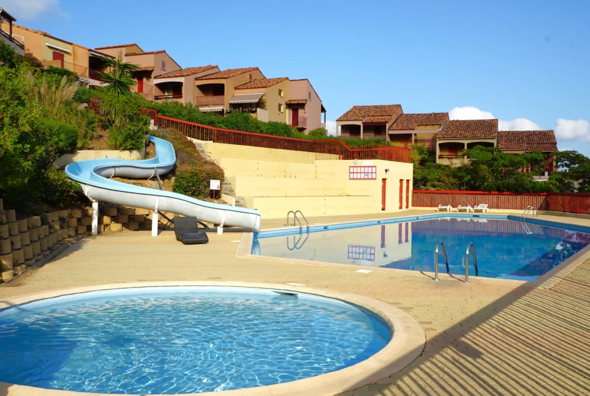 Appartement duplex avec vue mer, piscine et parking à Cavalaire-sur-mer 