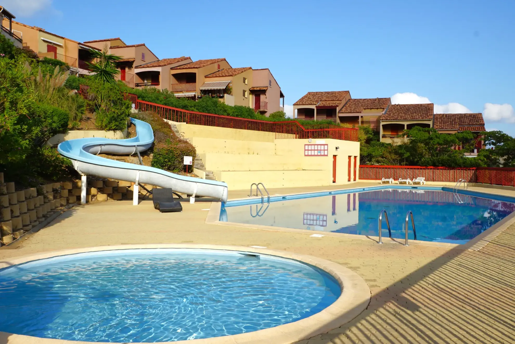 Appartement duplex avec vue mer, piscine et parking à Cavalaire-sur-mer 