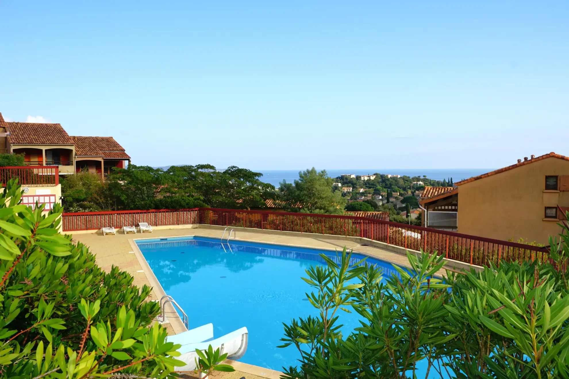 Appartement duplex avec vue mer, piscine et parking à Cavalaire-sur-mer 