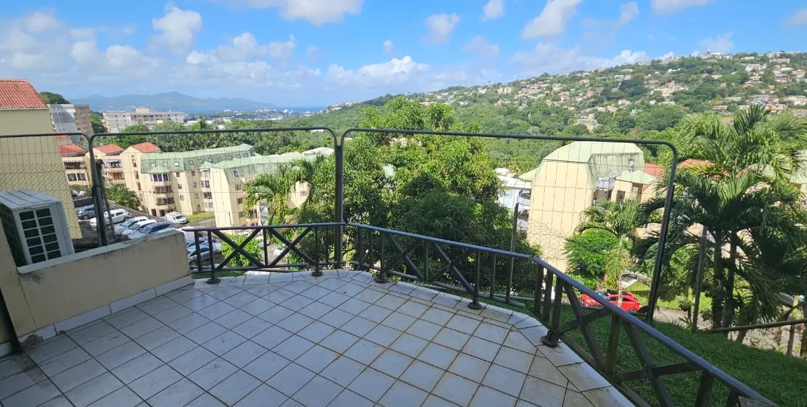 Appartement F3 en duplex proche du CHU à Fort-de-France avec vue mer 
