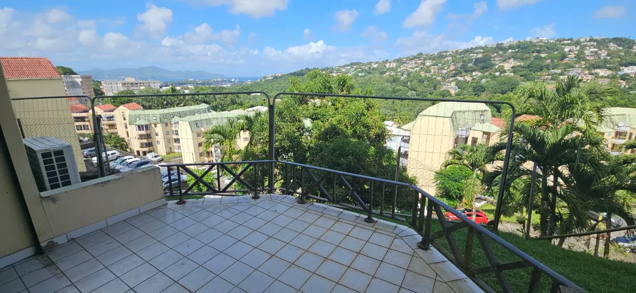 Appartement F3 en duplex proche du CHU à Fort-de-France avec vue mer 