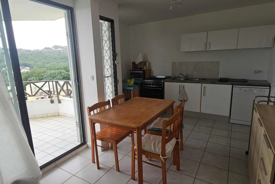 Appartement F3 en duplex proche du CHU à Fort-de-France avec vue mer 