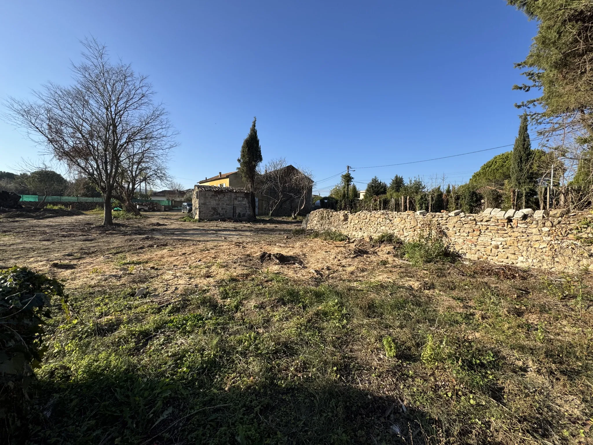 Terrain constructible à Saint-Paul-Les-Fonts de 807 m², environnement paisible proche commodités 