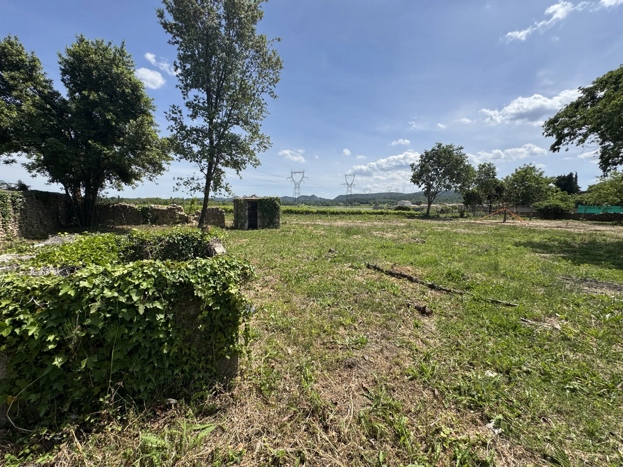 Terrain constructible à Saint-Paul-Les-Fonts de 807 m², environnement paisible proche commodités 