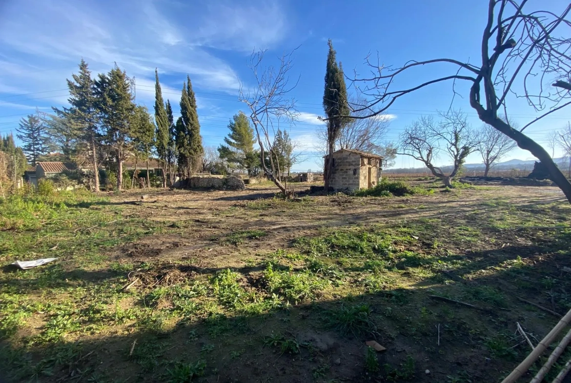 Terrain constructible à Saint-Paul-Les-Fonts de 807 m², environnement paisible proche commodités 