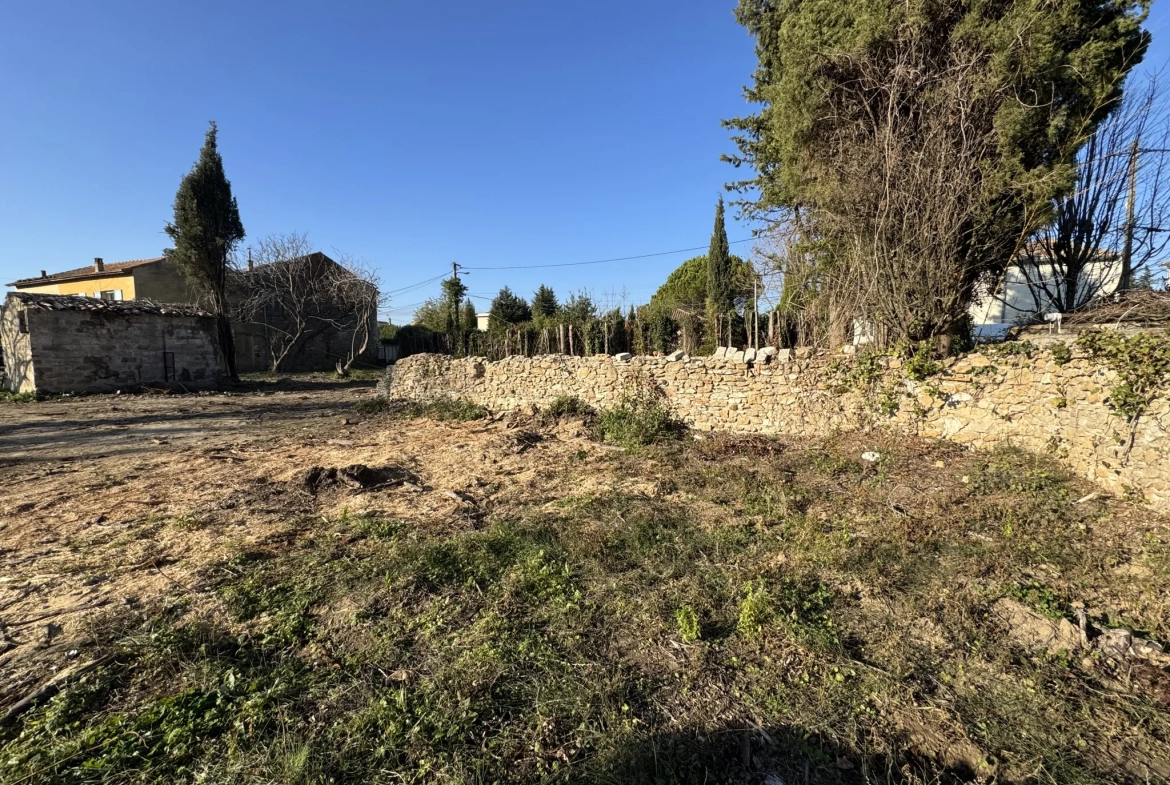 Terrain constructible à Saint-Paul-Les-Fonts de 807 m², environnement paisible proche commodités 