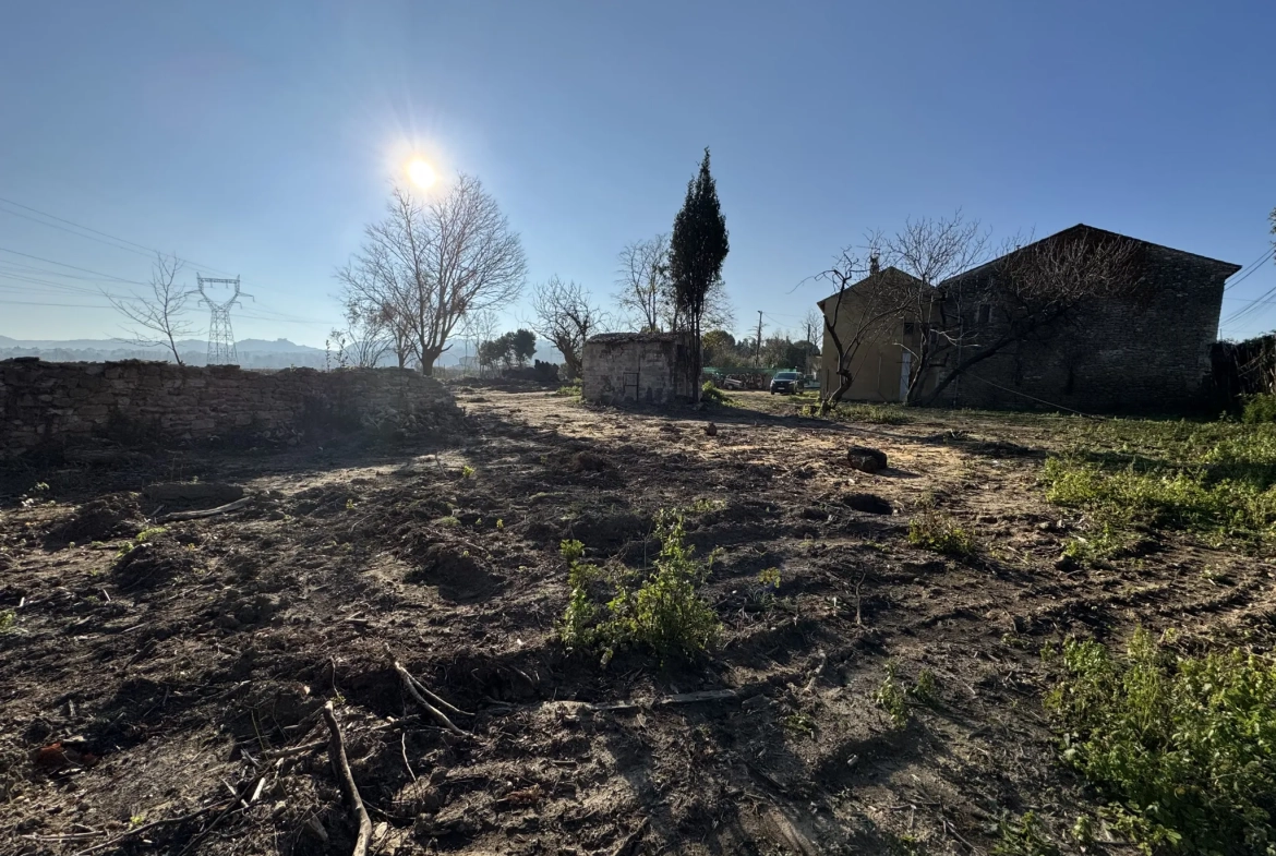 Terrain constructible à Saint-Paul-Les-Fonts de 807 m², environnement paisible proche commodités 