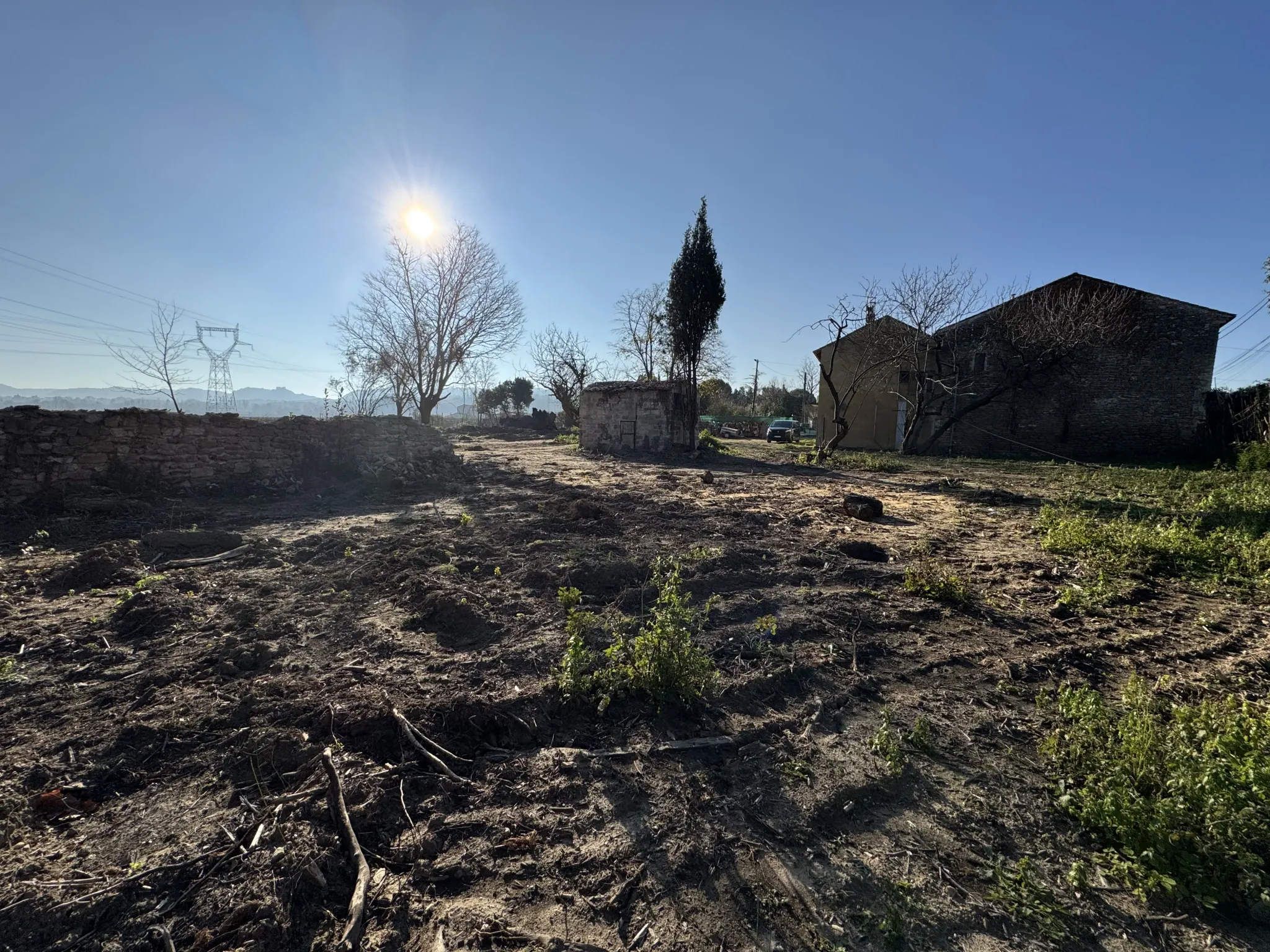 Terrain constructible à Saint-Paul-Les-Fonts de 807 m², environnement paisible proche commodités 