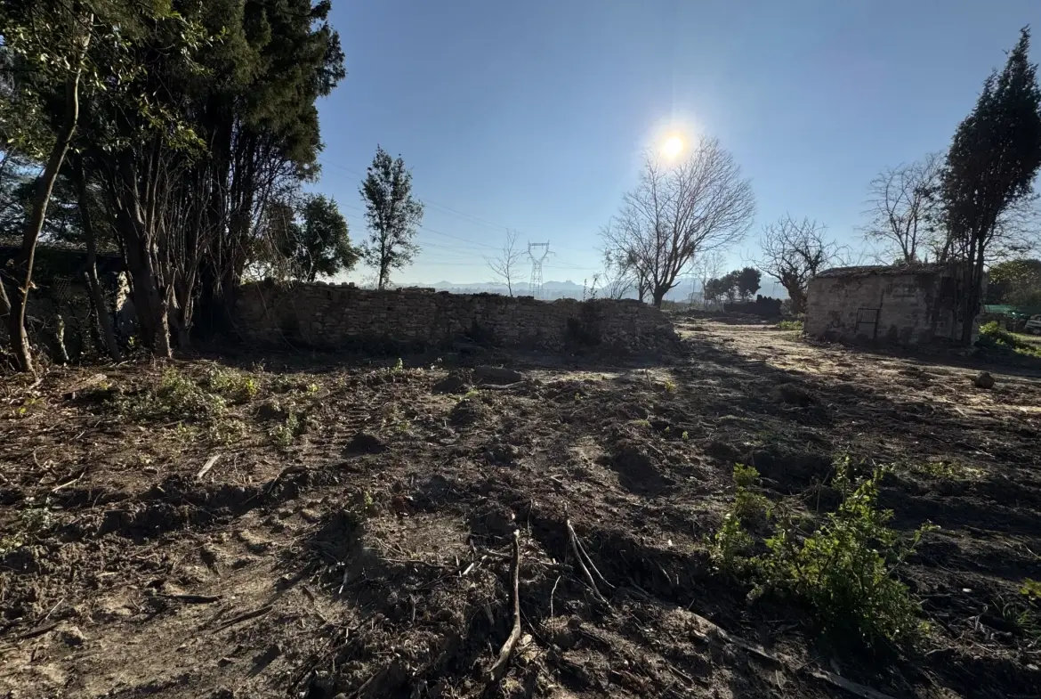 Terrain constructible à Saint-Paul-Les-Fonts de 807 m², environnement paisible proche commodités 