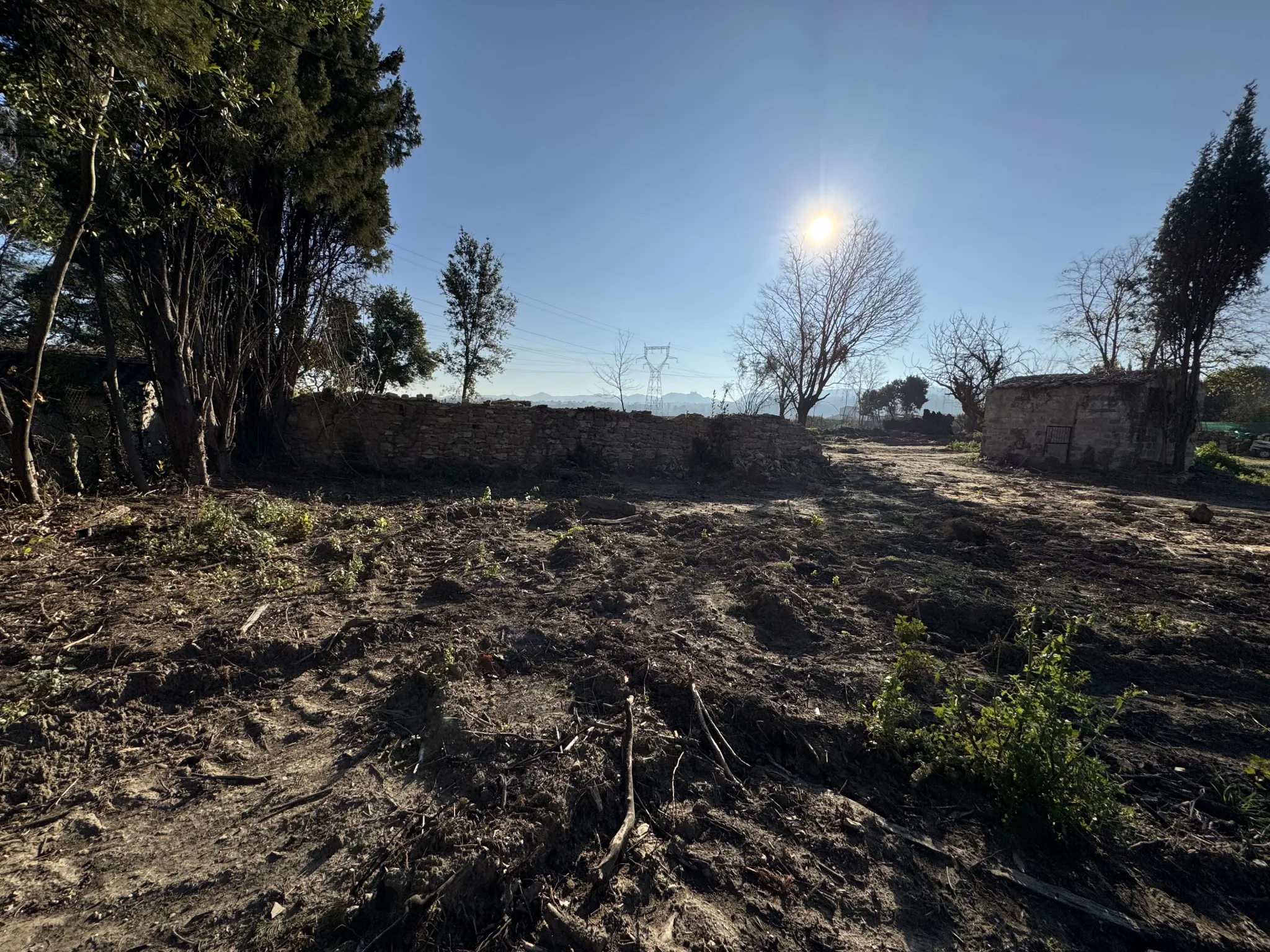 Terrain constructible à Saint-Paul-Les-Fonts de 807 m², environnement paisible proche commodités 