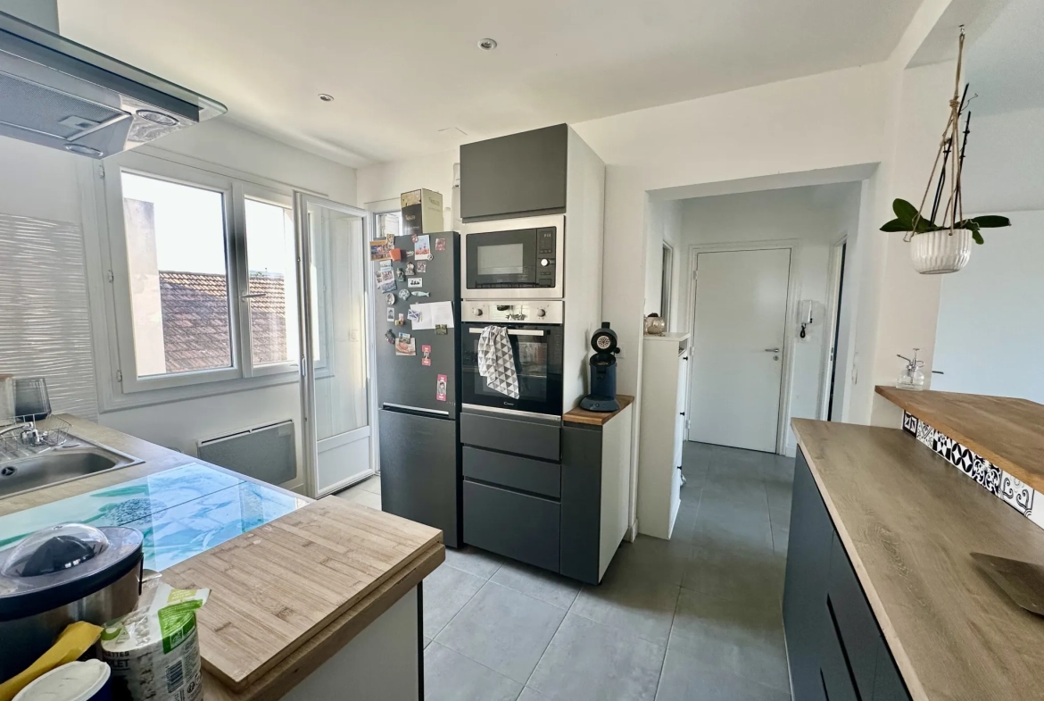 Appartement 4 pièces rénové à Nîmes avec loggias et cave 