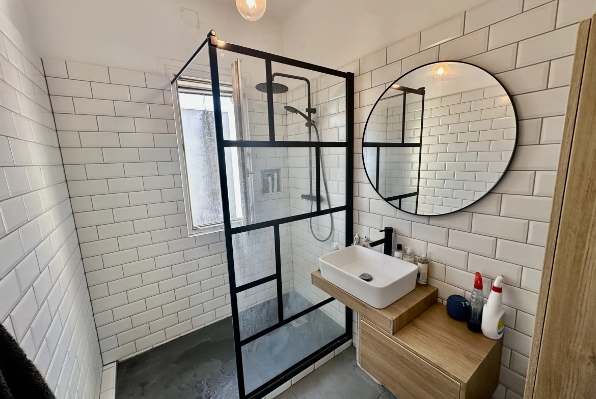 Appartement 4 pièces rénové à Nîmes avec loggias et cave 
