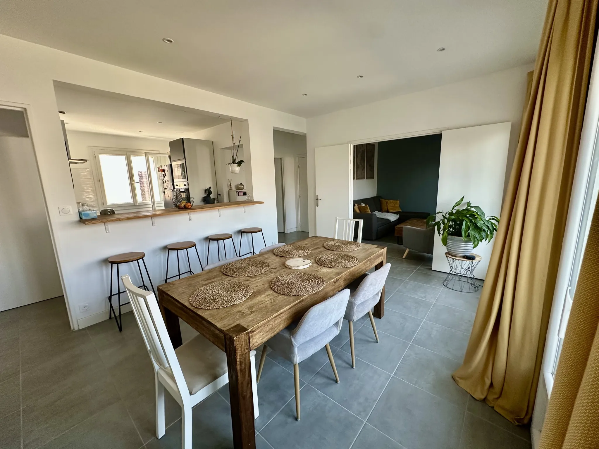 Appartement 4 pièces rénové à Nîmes avec loggias et cave 