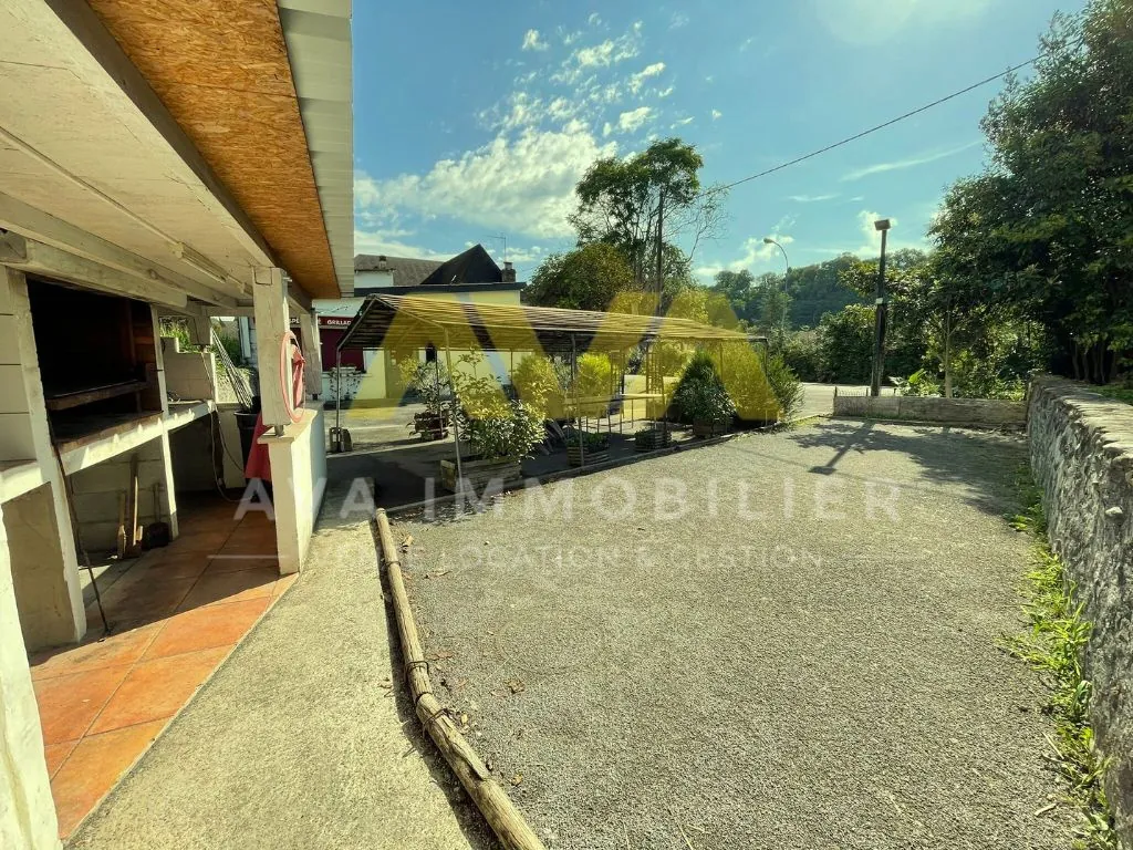 Grande maison avec local commercial, T2 indépendant et parking à Mauleon-Licharre 
