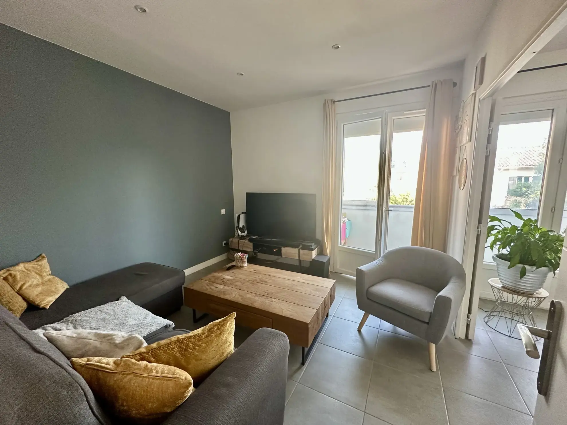 Appartement 4 pièces rénové à Nîmes avec loggias et cave 