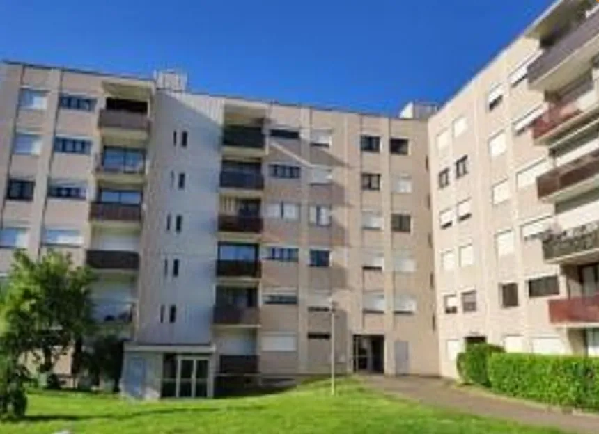 Appartement 3 chambres de 80 m² à Saint Priest avec balcon et parking 