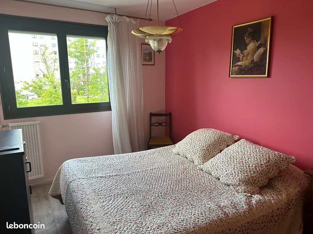 Appartement 3 chambres de 80 m² à Saint Priest avec balcon et parking 
