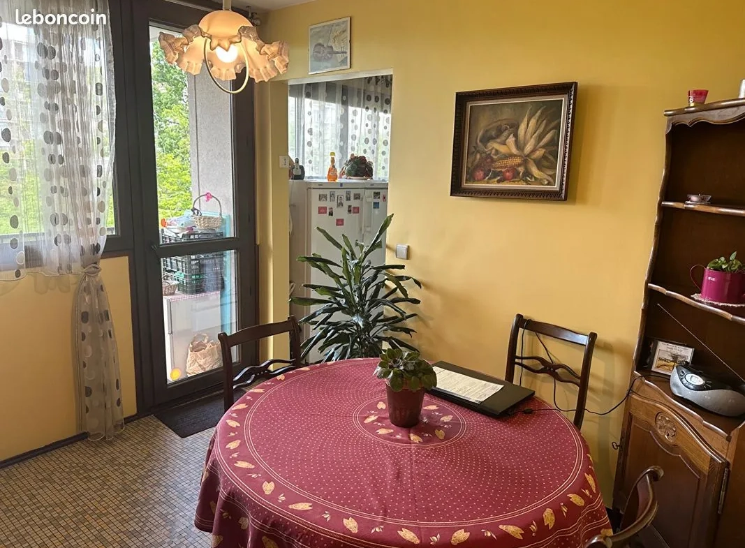 Appartement 3 chambres de 80 m² à Saint Priest avec balcon et parking 