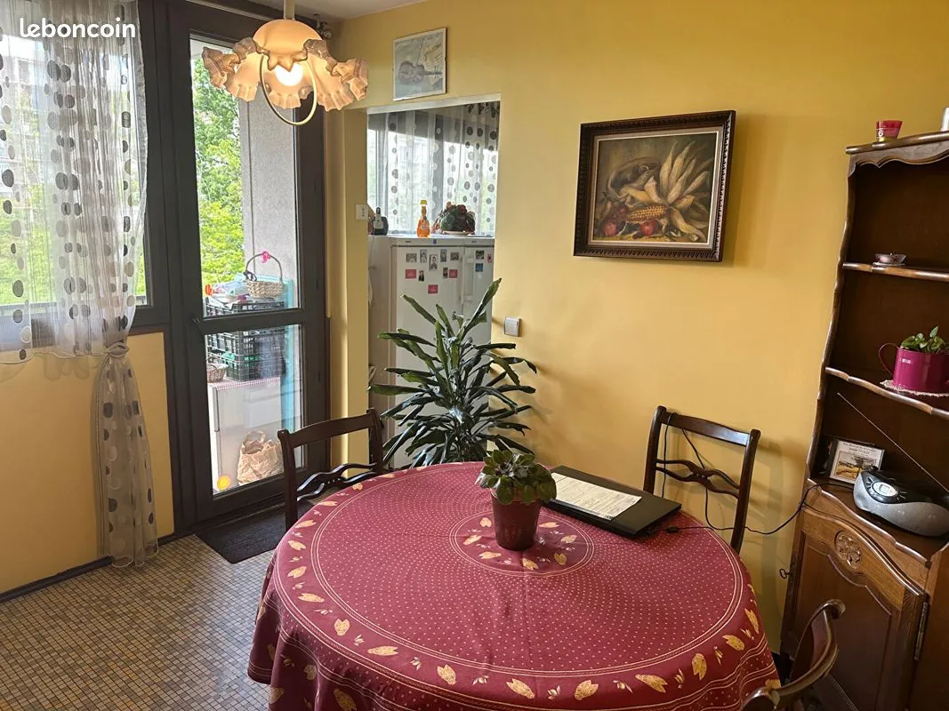 Appartement 3 chambres de 80 m² à Saint Priest avec balcon et parking 