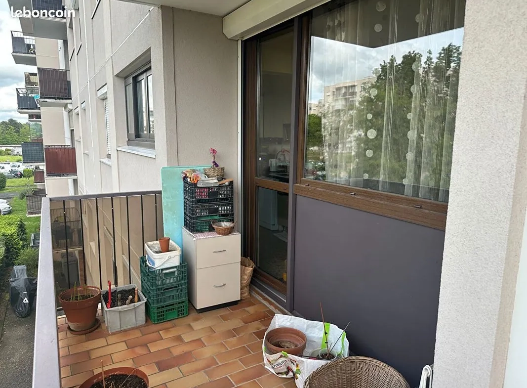 Appartement 3 chambres de 80 m² à Saint Priest avec balcon et parking 