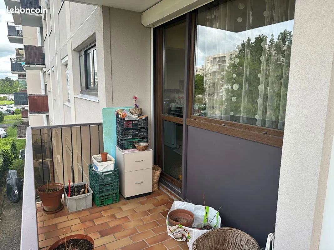 Appartement 3 chambres de 80 m² à Saint Priest avec balcon et parking 