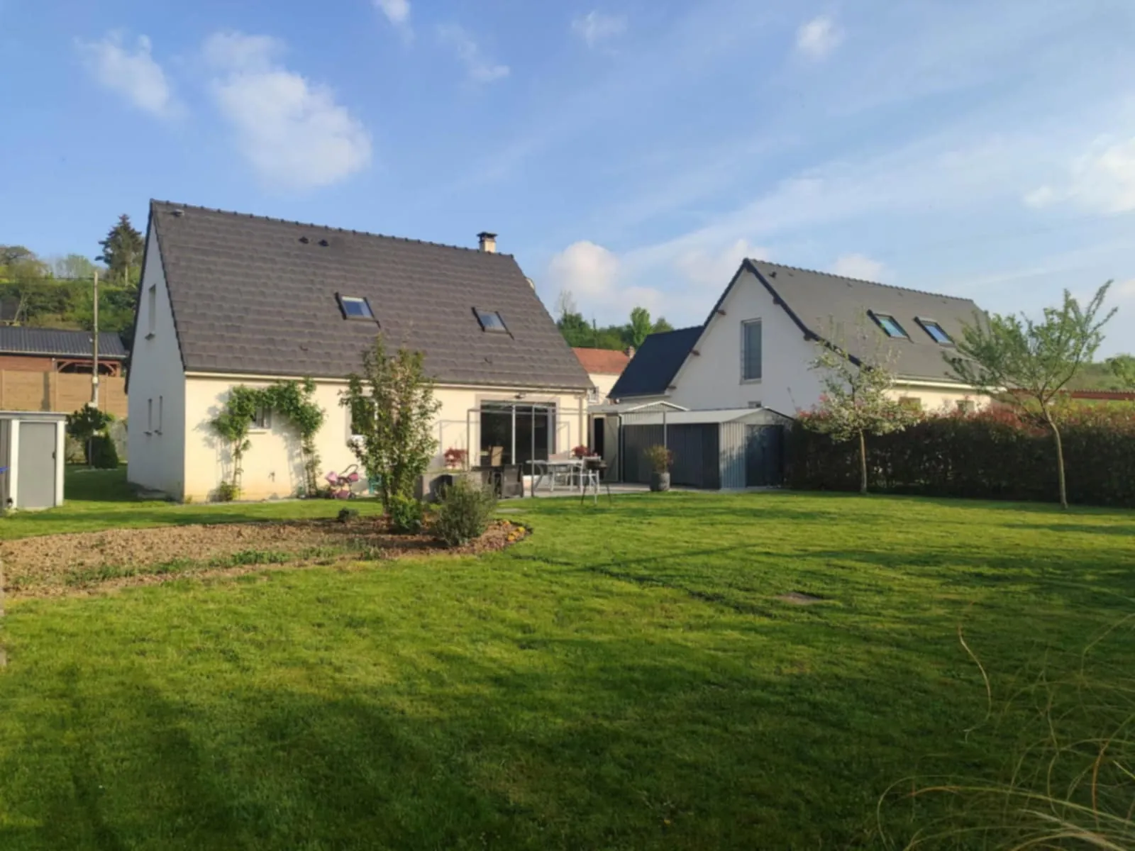 Maison individuelle récente avec garage et jardin à Morcourt 