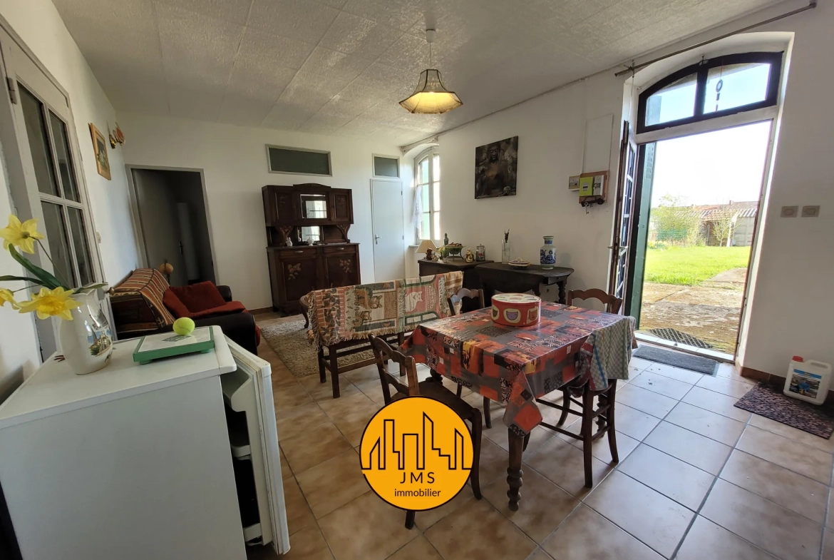 Maison de village à Noyant d'Allier avec jardin, 2 chambres et travaux à prévoir 