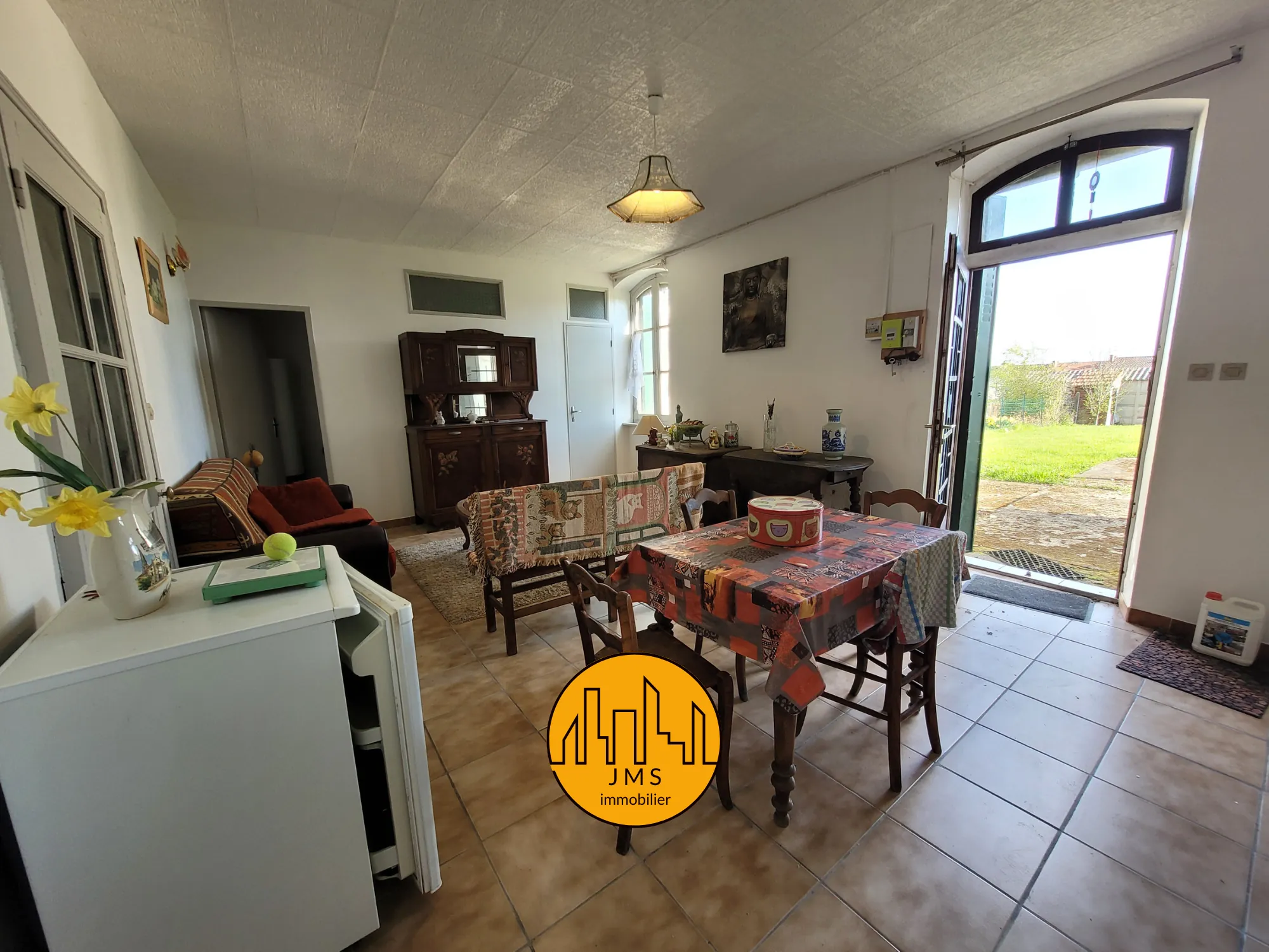 Maison de village à Noyant d'Allier avec jardin, 2 chambres et travaux à prévoir 