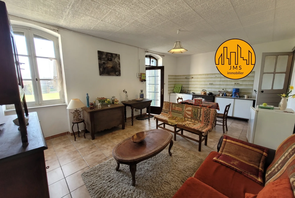 Maison de village à Noyant d'Allier avec jardin, 2 chambres et travaux à prévoir 
