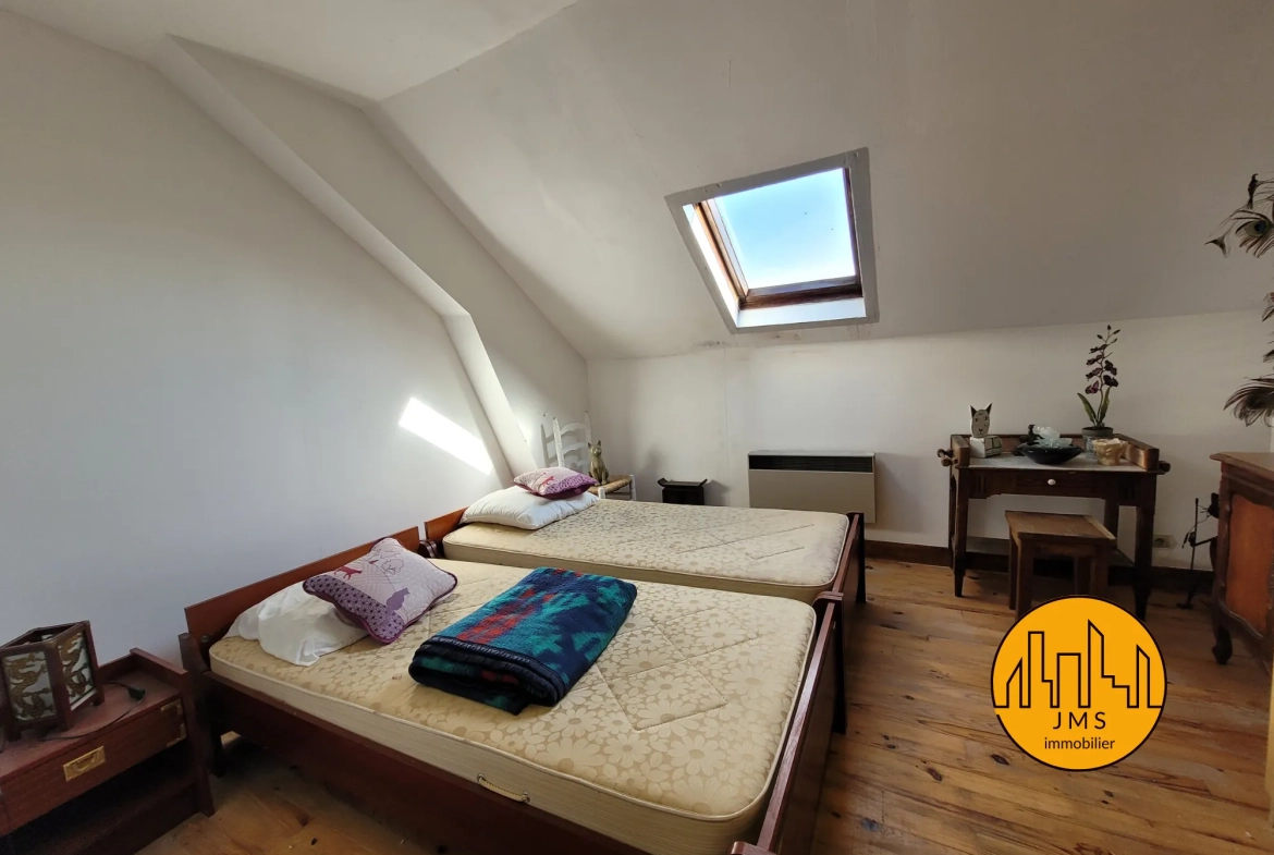 Maison de village à Noyant d'Allier avec jardin, 2 chambres et travaux à prévoir 
