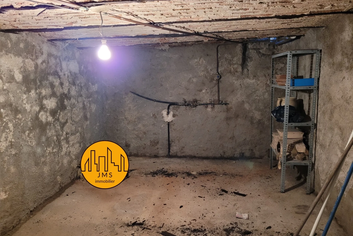 Maison de village à Noyant d'Allier avec jardin, 2 chambres et travaux à prévoir 