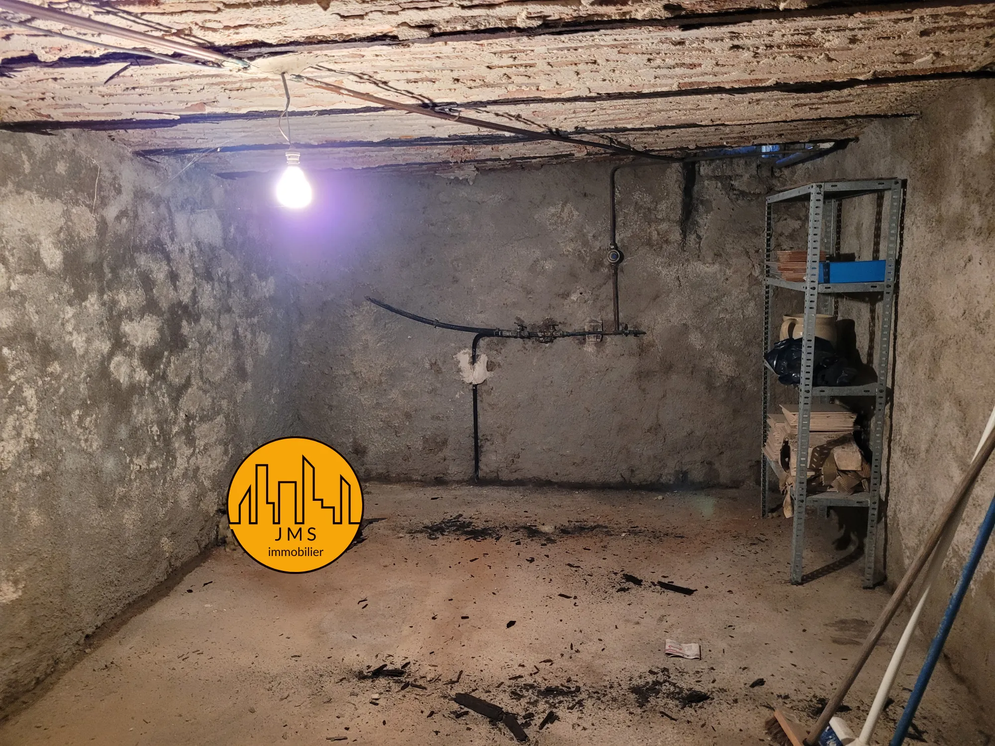 Maison de village à Noyant d'Allier avec jardin, 2 chambres et travaux à prévoir 