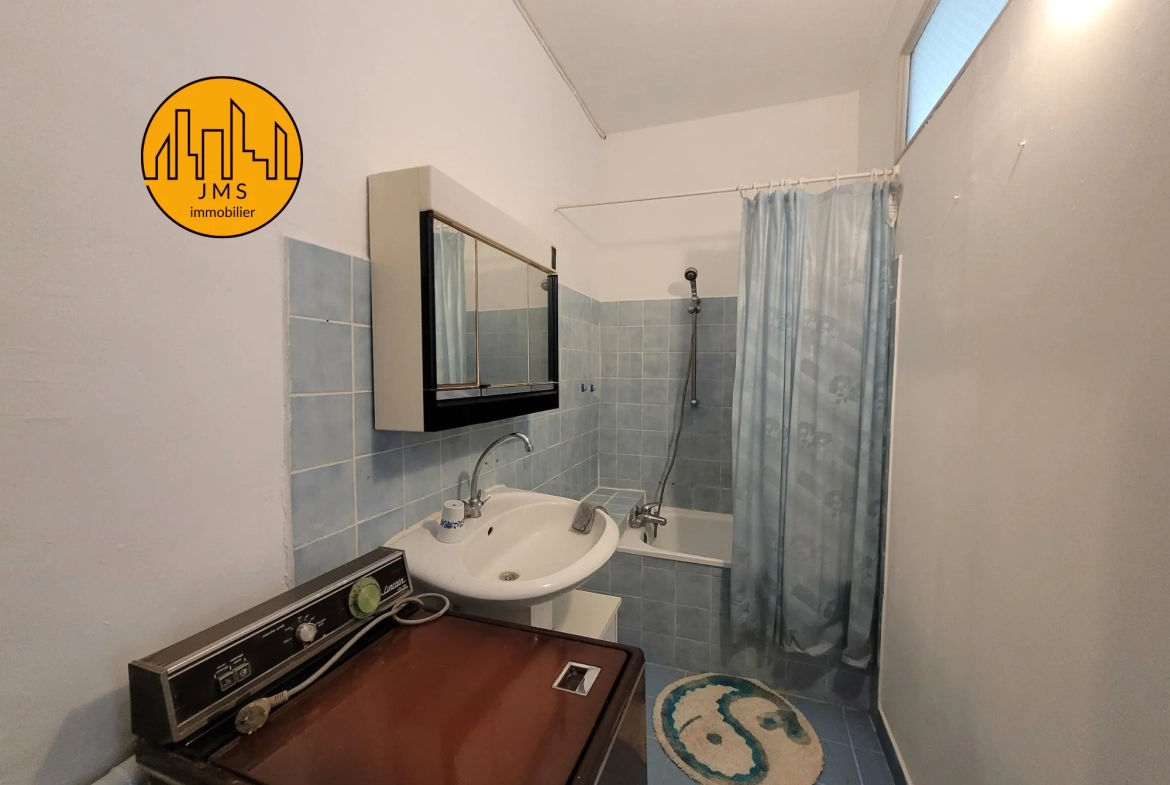 Maison de village à Noyant d'Allier avec jardin, 2 chambres et travaux à prévoir 