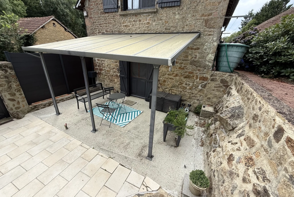 Maison en pierre de 142 m² à Saint Pierre des Nids avec terrain et garage 